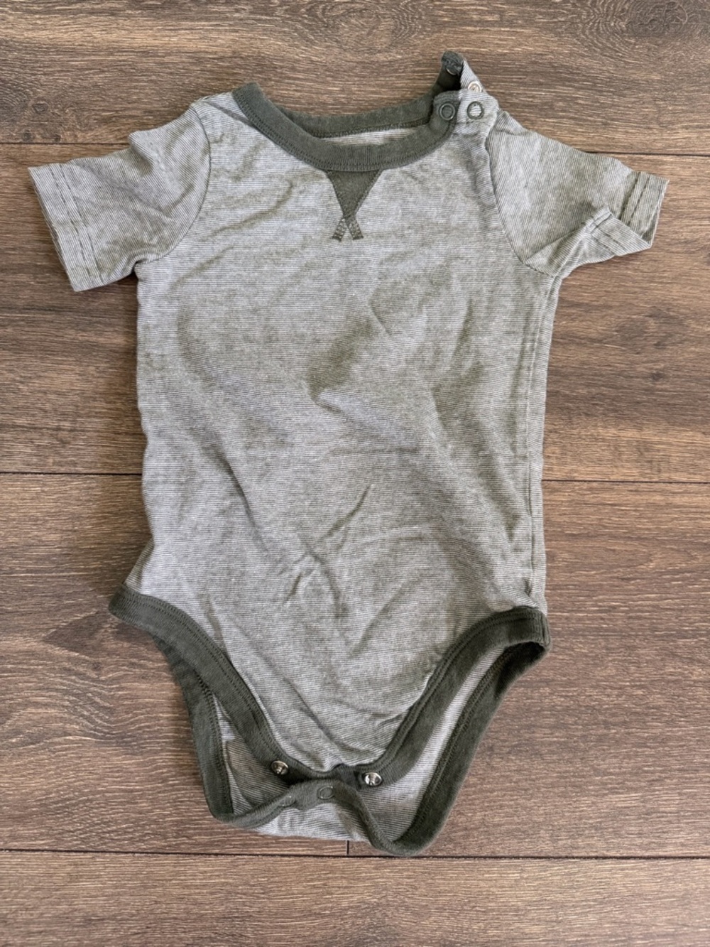 Sz 12m Gray green Short-Sleeve Baby One-Piece Bodysuit